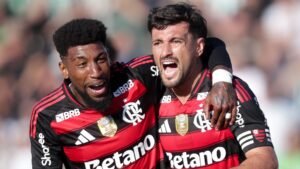 Arrascaeta e Emerson Royal comemorando gol do Flamengo