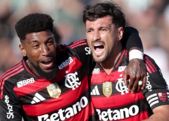 Arrascaeta e Emerson Royal comemorando gol do Flamengo