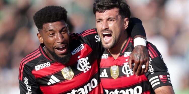 Arrascaeta e Emerson Royal comemorando gol do Flamengo