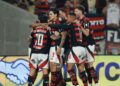 Jogadores do Flamengo comemorando gol sobre o Estudiantes