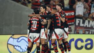 Jogadores do Flamengo comemorando gol sobre o Estudiantes