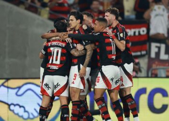 Jogadores do Flamengo comemorando gol sobre o Estudiantes