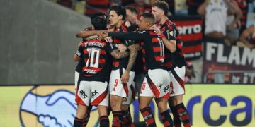 Jogadores do Flamengo comemorando gol sobre o Estudiantes