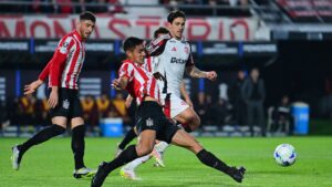 Lance do jogo entre Estudiantes e Flamengo