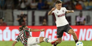 Lance do jogo entre Fluminense e Lanús no Maracanã