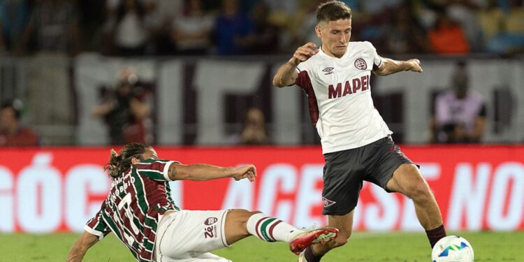 Lance do jogo entre Fluminense e Lanús no Maracanã