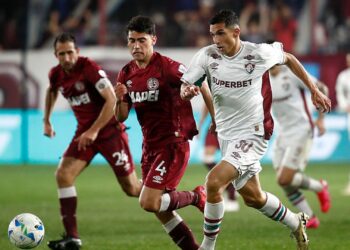 Lance do duelo de ida entre Fluminense x Lanús