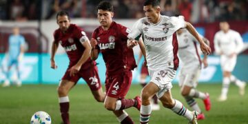 Lance do duelo de ida entre Fluminense x Lanús