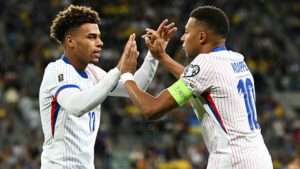 Doué e Mbappé comemorando gol da França