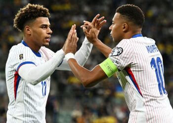 Doué e Mbappé comemorando gol da França