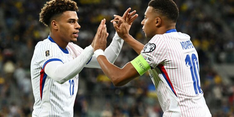 Doué e Mbappé comemorando gol da França