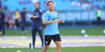 Arthur em aquecimento pelo Grêmio