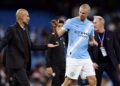 Guardiola e Haaland se cumprimentando em jogo do Manchester City