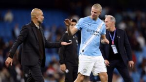 Guardiola e Haaland se cumprimentando em jogo do Manchester City