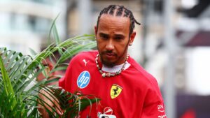 Hamilton no Paddock durante as prévias do GP Azerbaijão de F1