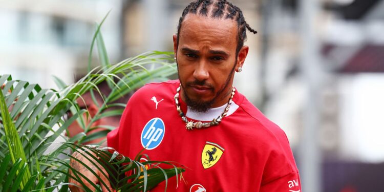 Hamilton no Paddock durante as prévias do GP Azerbaijão de F1