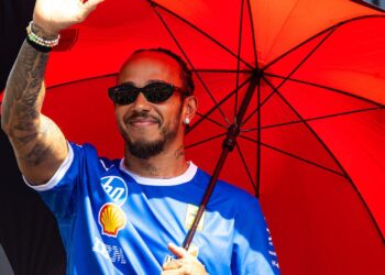 Hamilton cumprimenta os fãs no desfile de pilotos durante GP da Itália
