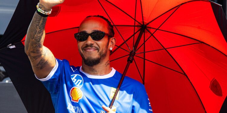 Hamilton cumprimenta os fãs no desfile de pilotos durante GP da Itália