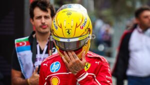 Hamilton não gostou nada da decisão da Ferrari