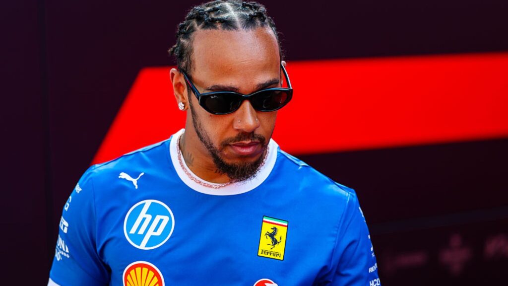 Lewis Hamilton caminha pelo paddock durante as prévias do GP da Itália no Autódromo de Monza
