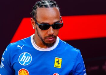 Lewis Hamilton caminha pelo paddock durante as prévias do GP da Itália no Autódromo de Monza