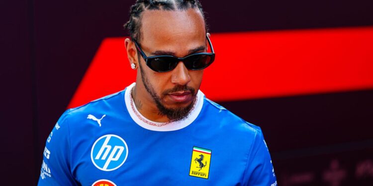 Lewis Hamilton caminha pelo paddock durante as prévias do GP da Itália no Autódromo de Monza