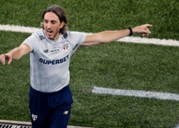 Na mira do Internacional, Luis Zubeldía em ação quando comandava o São Paulo