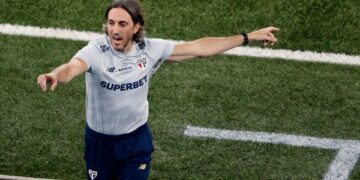 Na mira do Internacional, Luis Zubeldía em ação quando comandava o São Paulo