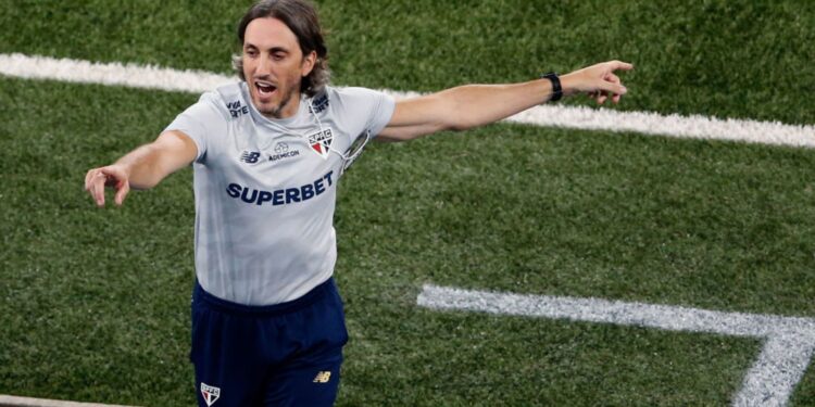 Na mira do Internacional, Luis Zubeldía em ação quando comandava o São Paulo