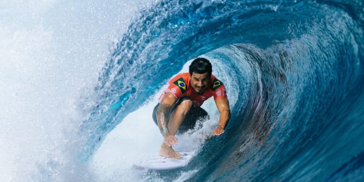Ítalo Ferreira surfando
