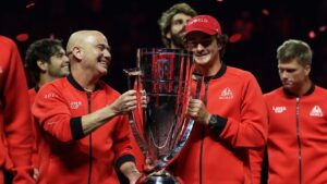 João Fonseca ao lado de Andre Agassi e do troféu da Laver Cup