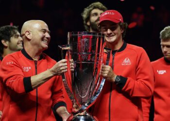 João Fonseca ao lado de Andre Agassi e do troféu da Laver Cup