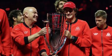 João Fonseca ao lado de Andre Agassi e do troféu da Laver Cup