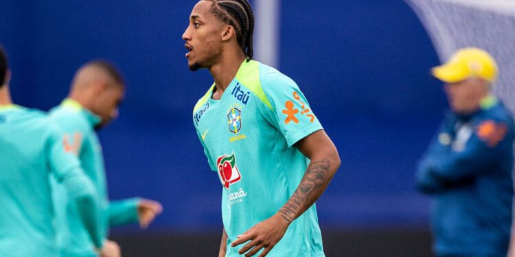 João Pedro durante treino da Seleção Brasileira