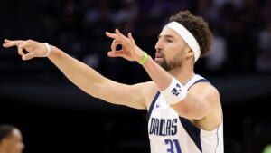 Klay Thompson defende o Dallas Mavericks na NBA.