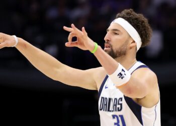Klay Thompson defende o Dallas Mavericks na NBA.