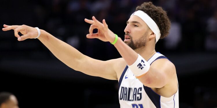 Klay Thompson defende o Dallas Mavericks na NBA.