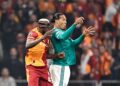 Jogadores de Galatasaray e Liverpool disputando bola