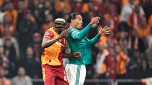 Jogadores de Galatasaray e Liverpool disputando bola