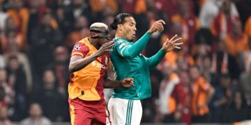 Jogadores de Galatasaray e Liverpool disputando bola