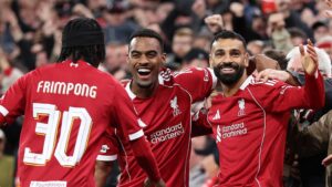 Jogadores do Liverpool comemorando gol