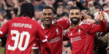 Jogadores do Liverpool comemorando gol