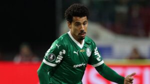Lucas Evangelista em ação pelo Palmeiras