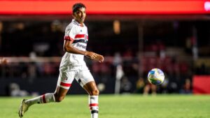 Luiz Gustavo em ação pelo São Paulo