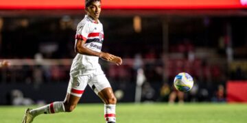 Luiz Gustavo em ação pelo São Paulo