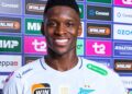 Luiz Henrique com o prêmio de craque do jogo