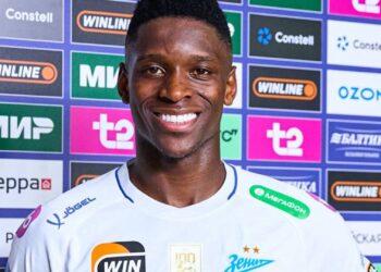 Luiz Henrique com o prêmio de craque do jogo