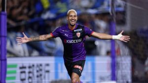Marco Túlio comemorando gol pelo Kyoto Sanga