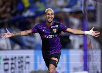 Marco Túlio comemorando gol pelo Kyoto Sanga