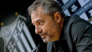 Alexandre Mattos em coletiva do Santos